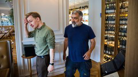 Restauranteier Nevzat Arikan (til høyre) sliter med å skaffe arbeidskraft og må redusere åpningstiden. Her med vinansvarlig på Nedre Foss gård, Simon Rognskog.