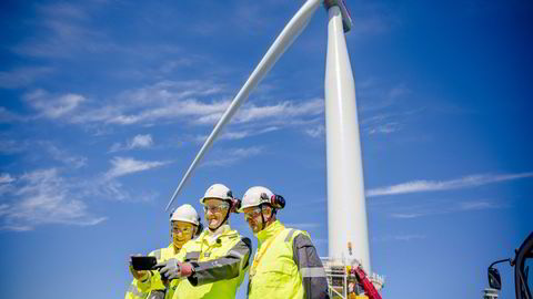 Regjeringen bidrar til å sette fart på havvindutbyggingen for å sikre nok fornybar energi, skriver næringsministeren. Jonas Gahr Støre, Peggy Hessen Følsvik (LO) og Ole Erik Almlid (NHO) inspiserer montering av vindmøller til Hywind Tampen i juni i fjor.