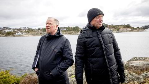 Børre Thoresen (til høyre) selger nå hytta i strandkanten utenfor Kristiansand. – Jeg er overbevist om at det vil bli stor interesse. For det kommer ikke mange slike eiendommer til salgs i år, mener Gustav Sædberg hos Privatmegleren Sædberg &amp; Lian.