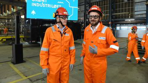 Statsminister Jonas Gahr Støre og næringsminister Jan Christian Vestre trakk på seg kjeledress og hjelm da de valgte å legge frem regjeringens grønne industriløft på Rosenberg Worley i Stavanger.