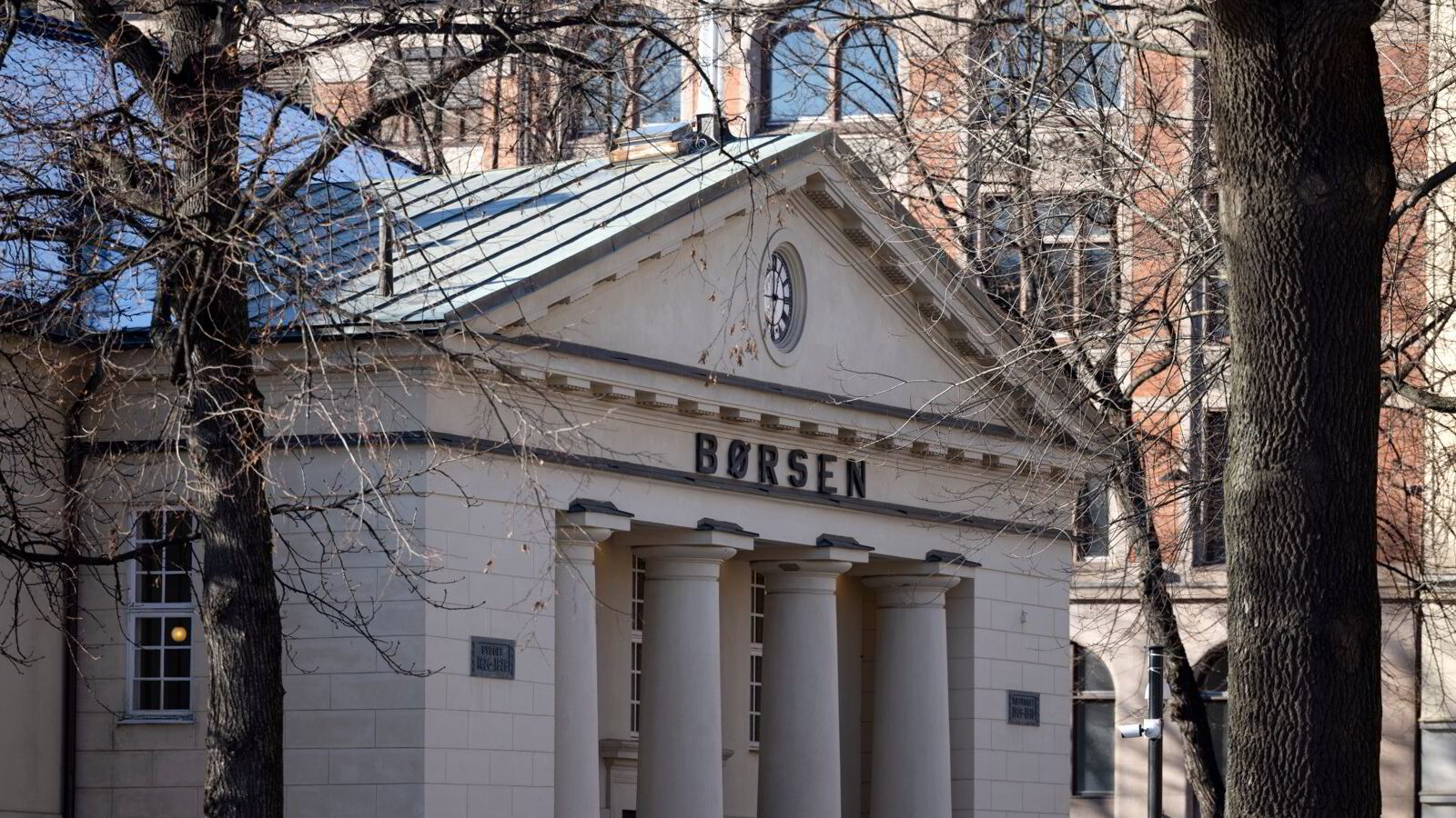 Oljeprisfall legger press på Oslo Børs – åpner ned