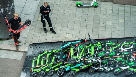 Bymiljøetaten og Falck fjerner feilparkerte elektriske sparkesykler i Oslo sentrum før de nye reglene ble innført i september.