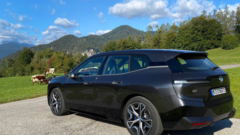 BMW iX xDrive50 vil få et momspåslag på 75.000 kroner for en fullutstyrt versjon.