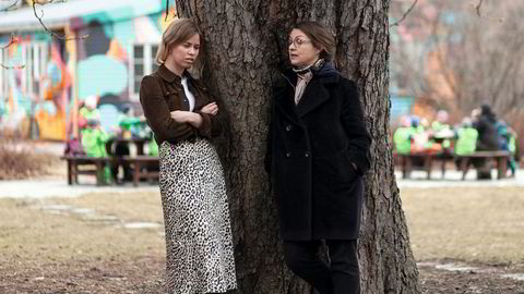 Det levende ord. Frøydis Århus (til venstre) lytter mens Marit Ødegaard resiterer «Elskeren» av Marguerite Duras under trærne i bakgården.