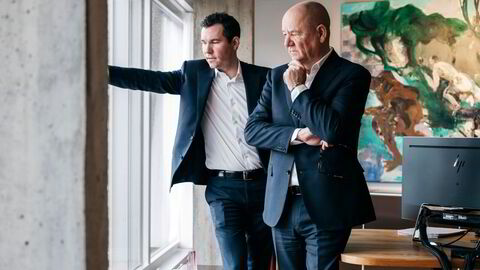Sindre Ertvaag (til venstre) sammen med faren John Arild Ertvaag i investeringsselskapet Camars lokaler i Stavanger sentrum.