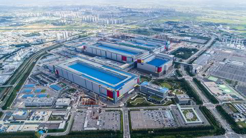 Samsung Electronics har forpliktet seg til å investere over 350 milliarder dollar (3450 milliarder kroner) de neste fem årene. Det nye, massive databrikkeanlegget i Pyeongtaek er et av de største og mest moderne i verden. Produksjonen har nettopp startet.