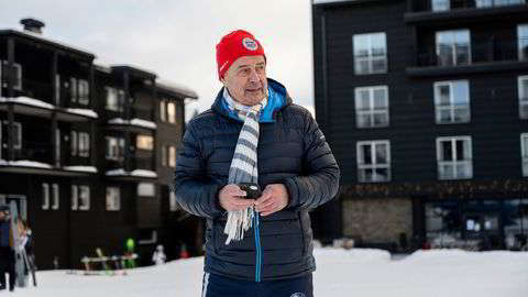 Eiendomsinvestor Pål Georg Gundersen har valgt å holde Vestlia Resort åpent i julen, selv om mer enn halvparten av gjestene har avbestilt. Mest av alt ønsker han seg muligheten til å skjenke alkohol med visse begrensninger.