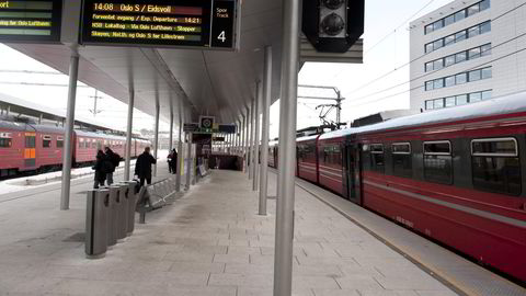 Jernbane med tilkobling til drammensbanen, med tunnelinngang vest for Lysaker stasjon (bildet), krever tre km ny bane, ikke åtte km, som for den planlagte t-banen.