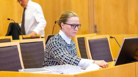Mangeårig leder i Oljefondet, Elisabeth Bull Daae, saksøker fondet for usaklig oppsigelse. Her i retten med sin advokat Sigurd Knudtzon.