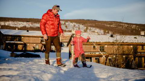 Julie Hald Lund (3,5) veiledes av pappa Christian Lund (39) på skitur rundt hytta denne fine vinterdagen på Geilo.