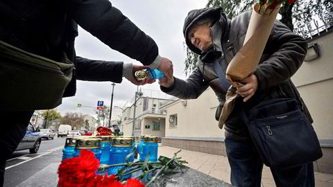 Russere tenner lys og legger blomster foran Israels ambassade i Moskva.