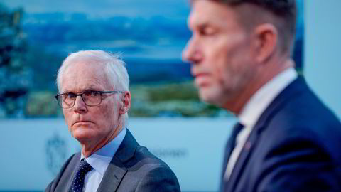 Energikommisjonens leder Lars Sørgard overrakte onsdag kommisjonens rapport til olje- og energiminister Terje Lien Aasland (til høyre).