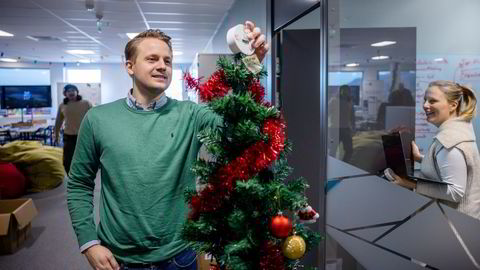 – Vi hadde en «Oss-brikke» på toppen av juletreet fremfor julestjernen, sier daglig leder Erik Berg Solheim i Vibb om juletreet på kontoret. Til høyre, markedssjef Julie Rokke Jagland.