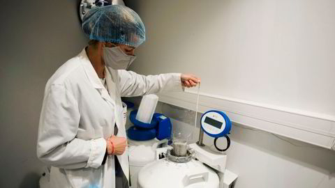 Koronavaksinen må lagres i nitrogenfrysere i laboratorier, som her fra klinikken Ambroise Pare i Paris. Pfizers vaksine må lagres helt ned til minus 70 grader.