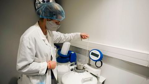 Koronavaksinen må lagres i nitrogenfrysere i laboratorier, som her fra klinikken Ambroise Pare i Paris. Pfizers vaksine må lagres helt ned til minus 70 grader.