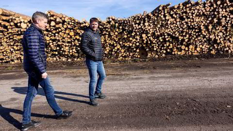 Næringssjef Erik Habberstad i Stange kommune (t.v.) og gründer Steinar Lyseng i Vyrk på tomten på Sørli hvor det planlegges å bygge et stort industrianlegg. – Her kan vi frakte våre produkter med tog, sier Lyseng.