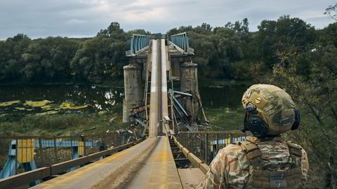 Ukrainsk soldat vokter en ødelagt bro nær Izium i Kharkiv-regionen 13. september.