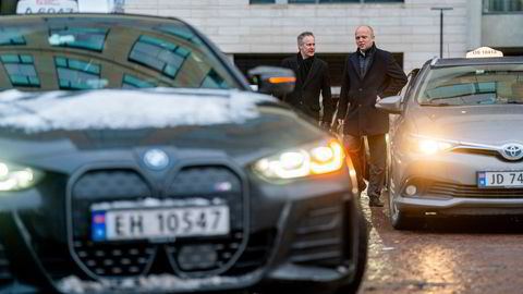 Samferdselsministeren Jon-Ivar Nygård til venstre sammen med finansministeren Trygve Slagsvold Vedum ved taxiholdeplassen utenfor Oslo S i forbindelse med ny lovgivning for taxinæringen.