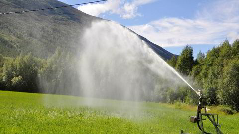 Rundt 200 bønder som driver vanning med strømdrevet pumpeutstyr i Otta- og Bøverdalen får strømrabatt i tørketiden.