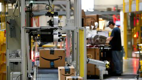 Pakker fra Amazon blir skannet ved en terminal i Baltimore. Med blockchain og "smarte kontrakter" kan pakkelevering i fremtiden gjennomføre som en til hundre prosent digital prosess.