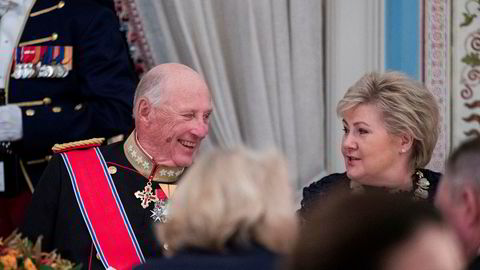 Kong Harald blir med statsminister Erna Solberg og olje- og energiminister Sylvi Listhaug når Johan Sverdrup har sin offisielle åpning tirsdag 7. januar. Her knipset sammen da slottet arrangerte gallamiddag for Slovenias president Borut Pahor.