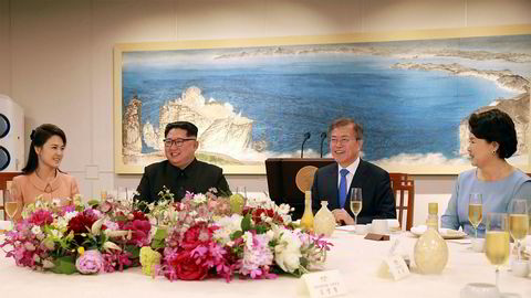 Det var god tone mellom Nord-Koreas leder Kim Jong-un og Sør-Korea president Moon Jae-in på avskjedsmiddagen fredag kveld, ifølge dette bildet fra det statlige nordkoreanske nyhetsbyrået KCNA. Til venstre Kims kone Ri Sol Ju, og til høyre Moons kone Kim Jung-sook.