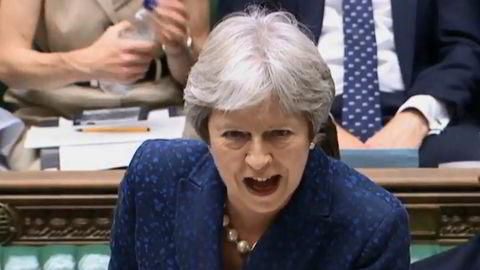 Storbritannias statsminister Theresa May går en tøff tid i møte, etter å ha mistet to statsråder på kort tid.