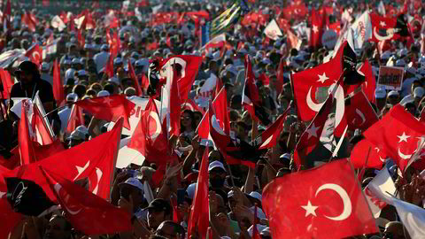 Regjeringen i Tyrkia truer med mottiltak etter at USA innførte sanksjoner mot to av landets ministre.