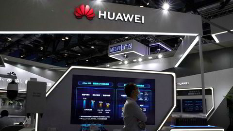 Den kinesiske teknologigiganten Huawei er utestengt fra viktige internasjonale markeder. Nå vurderer USA å trappe opp teknologikrigen med Kina og ilegge landets største databrikkeselskap restriksjoner som gjør de ikke kan benytte hverken komponenter eller produksjonsutstyr fra amerikanske selskaper. Her fra China International Fair for Trade in Services (CIFTIS) i Beijing i forrige uke.