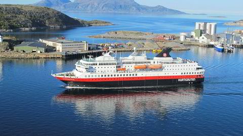 Hurtigruteskipet NordNorge på vei ut fra Bodø havn.