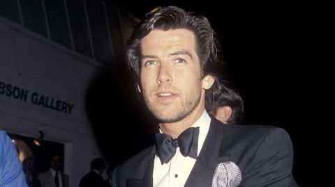 Sterke saker. Pierce Brosnan i en dobbeltspent og nett smoking, en lekker Cartier Santos på lanken, og et lite brudd: Det hvite lommetørkleet i lommen er byttet ut med et mønstret, her under People's Choice Awards i 1985.