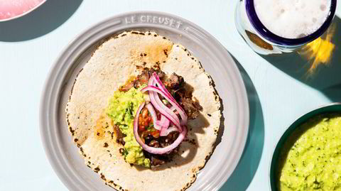 Sterke saker. Taco med oksehaleragu, guacamole, syltet rødløk og grillet habanero-salsa i midten. Det grønne i skålen er en tomatillo/avocado-salsa.