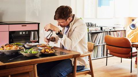 På sokkelesten. – Ni av ti dager trenger man mat som passer inn i hverdagen, sier Esben Holmboe Bang om maten han lager til familien på hjemmekjøkkenet.