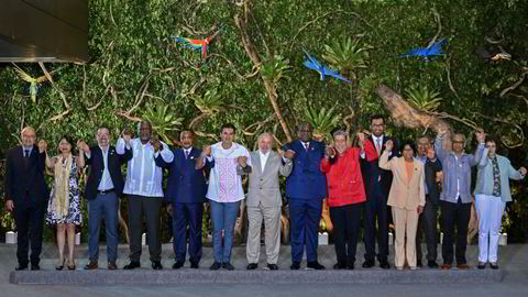 Brasils president Lula da Silva (i midten i lys dress) var vert for Amazonas-toppmøtet i Belém i Brasil.