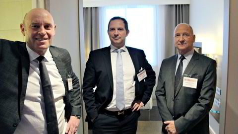 Harald Jacobsen (til høyre) har i et rettsmøte fortalt om sin opplevelse av å bli presset ut av hotellselskapet Belvar av sønnen Mads (i midten) og mangeårig forretningspartner Rune Firing (helt til venstre). Her fra 2013 da de tre på en hotellkonferanse i Berlin lanserte et nytt hotellselskap i samarbeid med den amerikanske Marriott-kjeden og Ikeas eiendomsselskap Vastint som fikk navnet Belvar – som senere fusjonerte med First Hotels og ble Maribel.