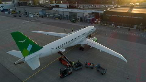 Widerøe-fly på Kristiansand Lufthavn Kjevik i 2020, mens lasting av bagasje gjennomføres av Widerøe Ground Handling.