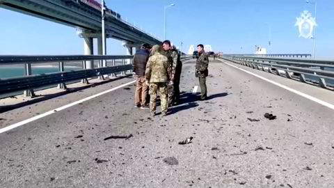Deler av Krim-broen raste sammen lørdag formiddag i en brann som ifølge russiske myndigheter var utløst av en bombe i en lastebil.