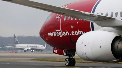 Et Boeing 737-800-fly fra Norwegian står parkert på Gatwick lufthavn i London. Norwegian har landingsrettigheter på flyplassen som de ikke benytter seg av.