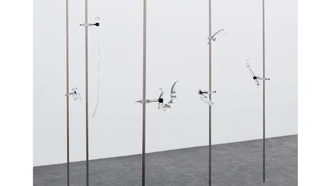 Anne Guro Larsmons arrangement av glass og stål er inspirert av de gynekologiske instrumentene i David Cronenbergs film Dead Ringers. Foto: Anu Vahtra