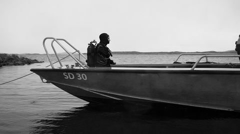 Østersdykkeren. – Jeg hadde alltid en lengsel etter havet som liten. Og når jeg var der, ville jeg at tiden skulle stå stille. Jeg kjente at havet er mitt element, at det tar vare på meg, sier Lotta Klemming. I 2015 sa hun opp jobben og startet Klemmings ostron. Hun ble østersdykker, som sin far.