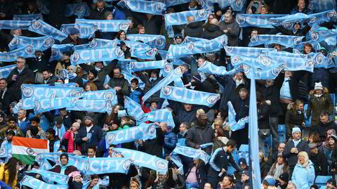 Blåskjerfet. Manchester City-fansen med skjerf over hodet på Etihad stadion i 2019. Nå skal noen utvalgte fans prøve ut den teknologiske nyvinningen the connected scarf.