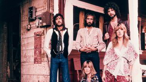 Christine McVie sittende foran sin forhenværende ektemann John McVie i det fortsatt svært betydningsfulle bandet Fleetwood Mac. Nå er hun borte.