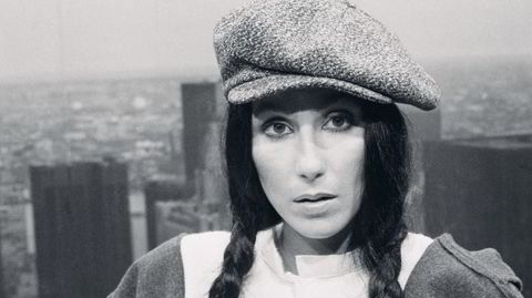 Queen. Artist, skuespiller og kulturikon Cher (76) – født Cherilyn Sarkisian – fotografert under et tv-show i New York i 1977 med lange, litt løst knyttede, fletter.