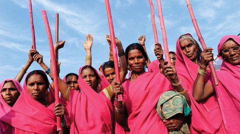 Rosa-aksjonen. Demonstrasjon med Gulabi-gjengen, som kler seg i rosa (gulabi betyr rosa på hindi) for å protestere mot vold mot kvinner i India.
