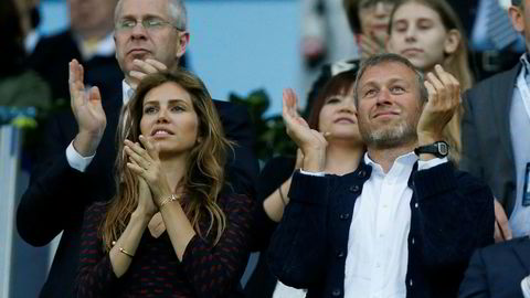 Ekteparet Roman Abramovich og Darya Zhukova er gode venner med Ivanka Trump og mannen Jared Kushner. Her applauderer de to fotballaget Chelseas prestasjoner.