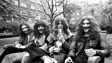 1970 ga Black Sabbath ut «Paranoid». Det er tidenes beste tungrockalbum ifølge denne kåringen. Her er gjengen bak platen samlet til fotografering omtrent på den tiden den ble gitt ut. Fra venstre: Bill Ward, Tony Iommi, Ozzy Osbourne og Geezer Butler. Den røykende kyllingen var så vidt kjent ikke medlem i bandet.