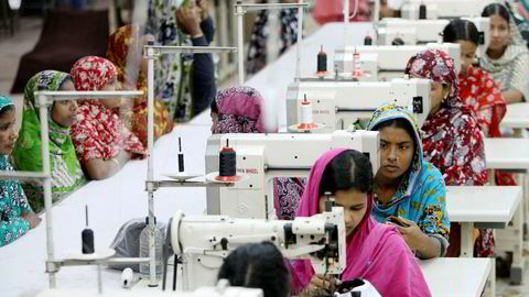 Den siste risikokategorien er omdømme – bryter du menneskerettighetene der du produserer klær i sweatshops i Bangladesh? NGO-ene sier det, skriver artikkelforfatteren. Her fra en skofabrikk i Dhaka, hovedstad og største by i Bangladesh.