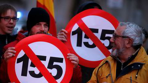 Folk i Catalonia protesterer mot artikkel 155 som gir spanske myndigheter mulighet til å ta direkte kontroll over regionen og oppheve selvstyret. Foto: AP / NTB scanpix