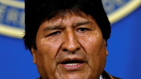 Valgobservatører har kritisert stemmeopptellingen ved valget i Bolivia. Nå går president Evo Morales med på et nyvalg.