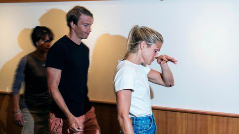 Therese Johaug forlot tirsdagens pressekonferansse i tårer. Hun forstår ikke dommen og føler seg urettferdig behandlet. Her har hun følge av broren Karstein Johaug.